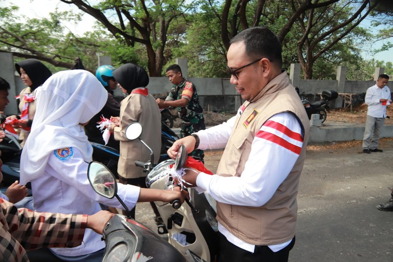 Foto Suasana saat Dewan HM Gerindra Melakukan Pemasangan Bendera pada Pengendara Roda Dua dalam HUT RI Ke-80 di Jalan Raya Pringgabaya-Labuhan Lombok (Depan Rest Area Pringgabaya Beriman) pada Minggu (17/8/ 2025) (Dok. Pribadi)